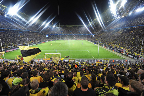 Flutlichtspiel in Dortmund von der Südtribüne aus - Wandbild