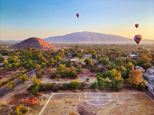 Fußballplatz und Heißluftballons - Wandbild