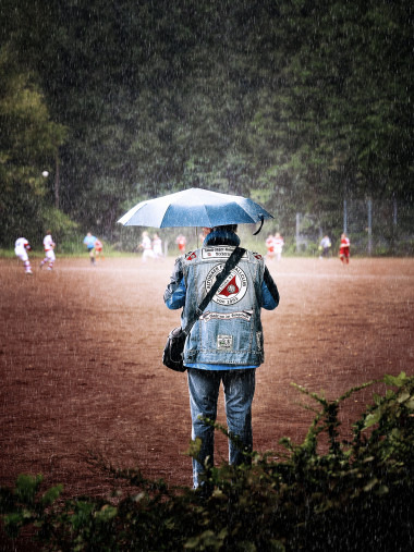 Altona-Fan im Regen - Wandbild