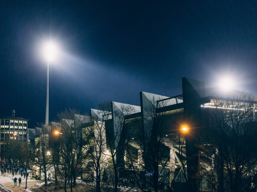 Stadion an der Grünwalder Straße bei Flutlicht