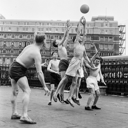 Ballspiel auf dem Schulhof (2)