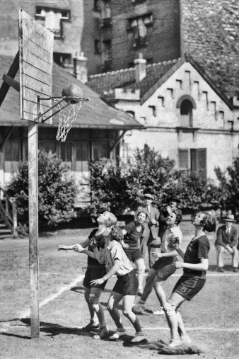 Basketball spielende Mädchen 1929