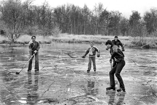 Eishockey draußen auf dem See