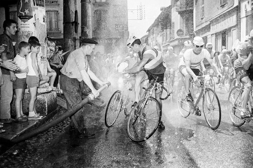 Erfrischung bei der Tour 1961