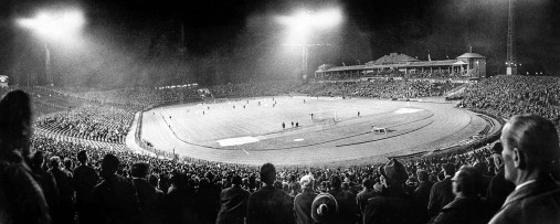 Frankfurter Waldstadion bei Flutlicht