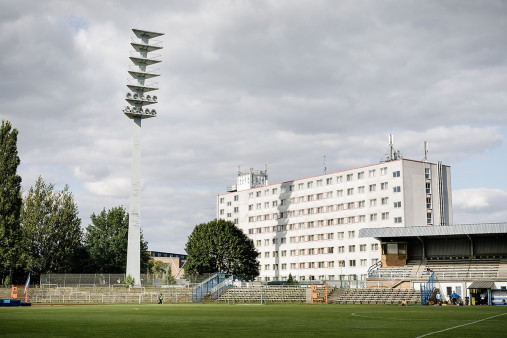 Flutlichtmast und Wohnblock Stahl Brandenburg