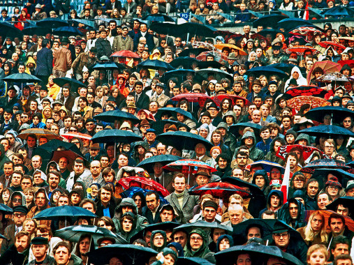Zuschauer und Regenschirme - Wandbild