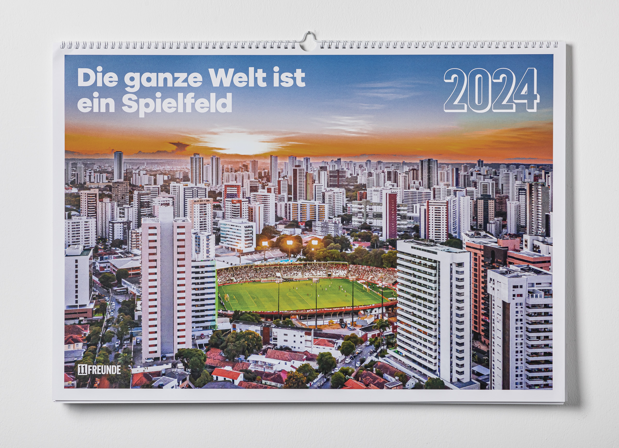 Hier bestellen: 11FREUNDE Wandkalender 2024 - Die ganze Welt ist ein Spielfeld